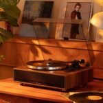 Tocadiscos 1 by One Hifi Bluetooth en un mueble de madera