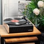 Victrola eastwood en mesa de madera